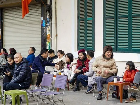 Người Hà Nội thảnh thơi tận hưởng không khí bình yên, uống cà phê ngày 30 Tết