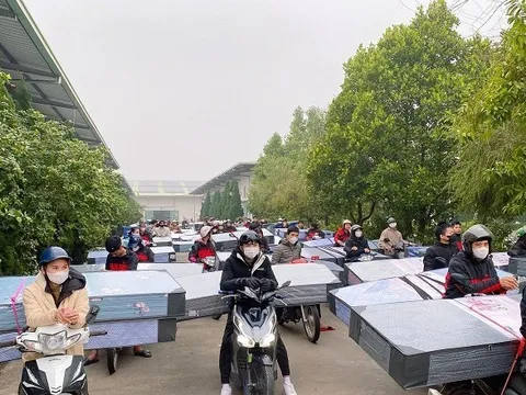 Muôn kiểu thưởng Tết gây chú ý