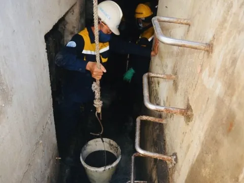 Mong ước ngày cuối năm của những công nhân oằn mình trong lòng cống để làm đẹp cho đời