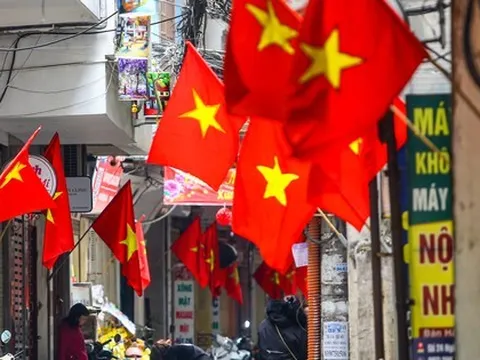 Phố phường Thủ đô rực rỡ cờ đỏ sao vàng ngày 30 Tết