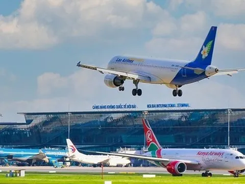 Hành khách đi máy bay có thể xin chữ đầu Xuân ở Nội Bài