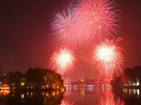 Mãn nhãn 'bữa tiệc ánh sáng' chào năm mới Giáp Thìn 2024