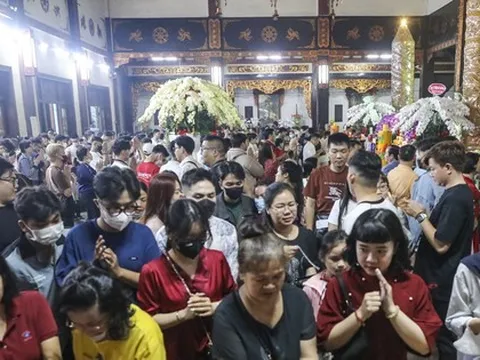 Hàng nghìn người đổ về chùa Vĩnh Nghiêm sau thời khắc Giao thừa