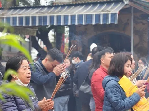 Ngôi đền linh thiêng bậc nhất xứ Nghệ chật kín người sáng mồng 1 Tết