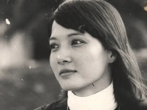 Nữ NSND được coi là biểu tượng của người Hà Nội xưa: "Tôi mặc đồ không là ủi ra đường là ngượng lắm"