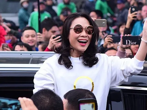 Đàn em tiết lộ Mỹ Tâm như chị đại, nhiều người rón rén, được gật đầu mới dám chụp hình