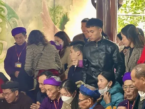 Hàng nghìn người dân chen chân đi lễ đền thờ Bà Hải