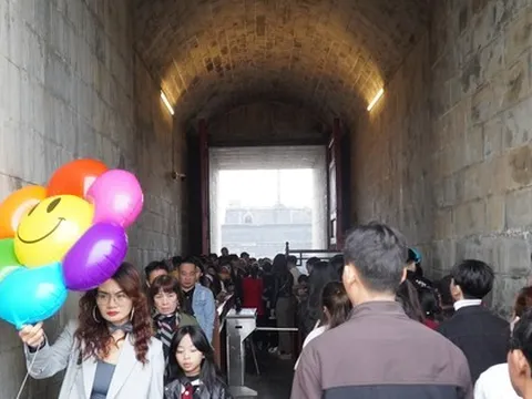 Đại nội Huế đông nghịt du khách ngày mùng 2 Tết