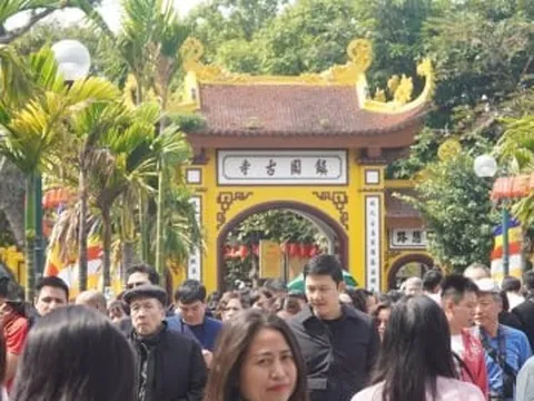 Chùa Trấn Quốc tấp nập người cầu may, du xuân chiều mùng 2 Tết