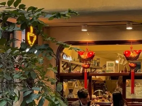 Chủ tịch Lương Xuân Trường lần đầu đăng ảnh Tết cùng vợ giám đốc và con gái, khung hình 3 người hội tụ sẽ thế nào?