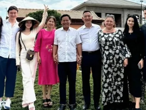 Gia đình thủ môn Lâm Tây chính thức gặp mặt gia đình Yến Xuân, hai ông "thông gia tương lai" có hành động gây chú ý