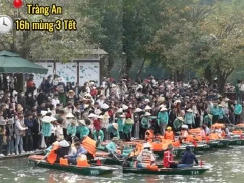 Tràng An (Ninh Bình) đông kín du khách trong ngày mùng 3 Tết, nhiều người định đi nhưng nhìn cảnh này lại "rén"