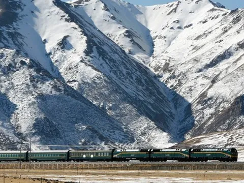 Chuyến tàu Z165 đi qua kỳ quan đặc biệt của thế giới: Quãng đường đi như vô tận, hành khách phải dùng cả oxy dự trữ, nhưng đã lên là không ai muốn trở về