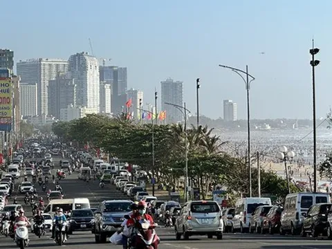 Mùng 4 Tết, Vũng Tàu vẫn tấp nập du khách đổ về