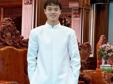 Văn Toàn khai bút đầu năm chốt câu xanh rờn: “Cuối năm lấy vợ”