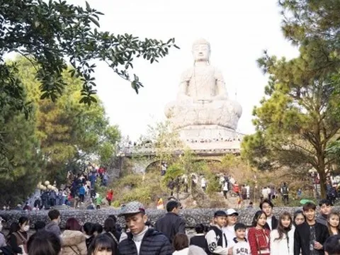 Hàng nghìn người ở Bắc Ninh chen chân trẩy hội chùa Phật Tích đầu xuân