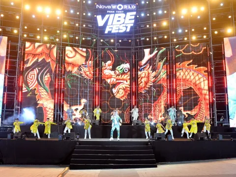 Siêu lễ hội Vibe Fest chính thức khai mạc tại Phan Thiết, một “thiên đường du lịch nghỉ dưỡng” nổi tiếng đón nhiều sao Việt và hàng ngàn khách đến tham dự