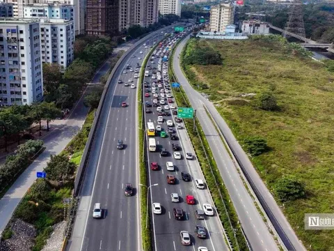 Người dân ùn ùn trở lại Hà Nội sau kỳ nghỉ Tết