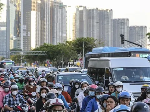 Đường phố TPHCM nhộn nhịp trở lại, nhiều tuyến kẹt cứng từ sớm