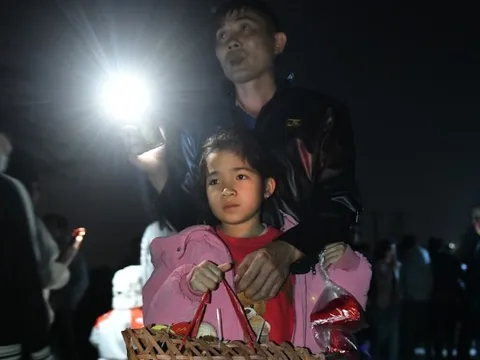 Phiên chợ đêm chỉ mở duy nhất 1 lần mỗi năm vào dịp Tết Nguyên đán, nơi người mua kẻ bán không cần mặc cả