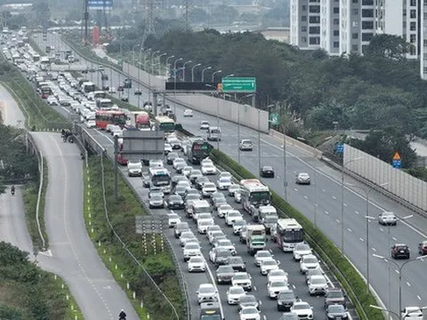 Người dân lỉnh kỉnh đồ đạc trở lại Thủ đô, phương tiện ùn dài ở cửa ngõ