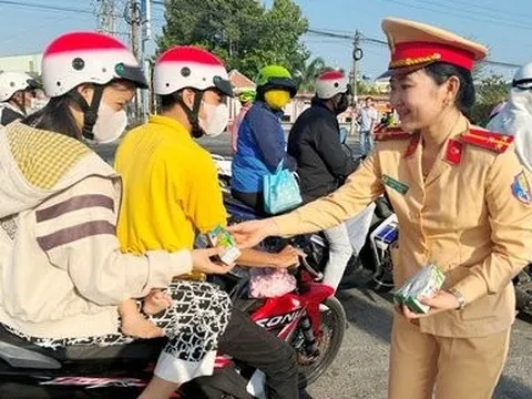 CSGT Công an Vĩnh Long tặng nước suối và sữa cho người dân