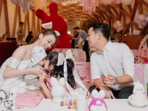 Nhã Phương đăng khoảnh khắc ngọt bên gia đình, lần hiếm hoi để lộ dung mạo con trai