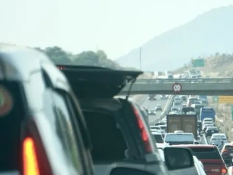 Dòng xe nhích từng mét trên cao tốc Phan Thiết - Dầu Giây chiều mùng 5 Tết