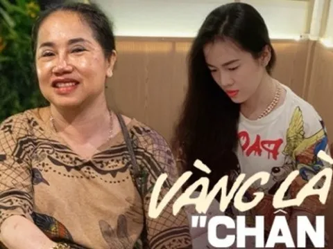 Người “chơi vàng” chất: Đeo hơn 7 cây vàng, ngồi trên vỉa hè bán hoa quả!