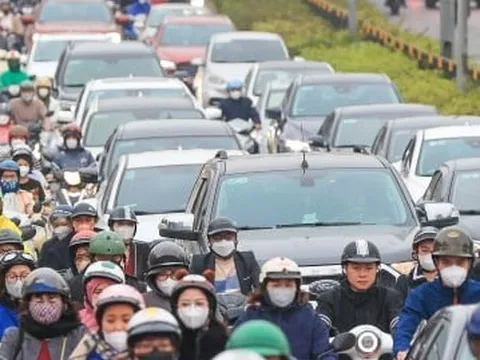 Dòng xe cộ ken đặc phố phường Hà Nội ngày đầu đi làm sau kỳ nghỉ Tết