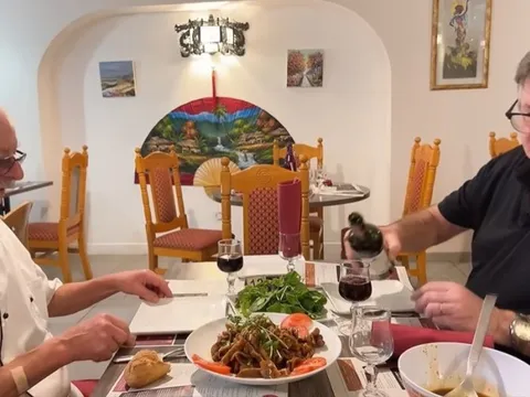 Đầu bếp Pháp giãy nảy khi được mời lòng heo khìa nước dừa, sau khi ăn thử liền thay đổi thái độ