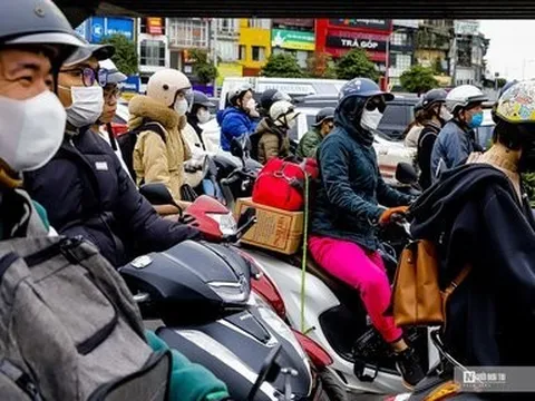 Người dân lỉnh kỉnh đồ đạc trở lại Thủ đô sau nghỉ lễ