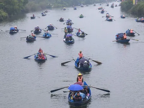 Hàng vạn người “đội mưa”, vạ vật đi lễ trong ngày khai hội chùa Hương