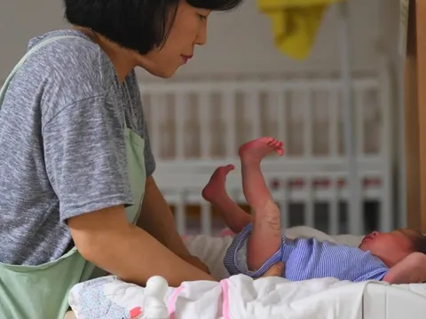 Nhân viên "bạc mặt" làm việc không dám sinh con vì nỗi lo kinh tế, doanh nghiệp BĐS chơi trội tuyên bố tặng 1,8 tỷ đồng cho mỗi đứa trẻ được sinh ra