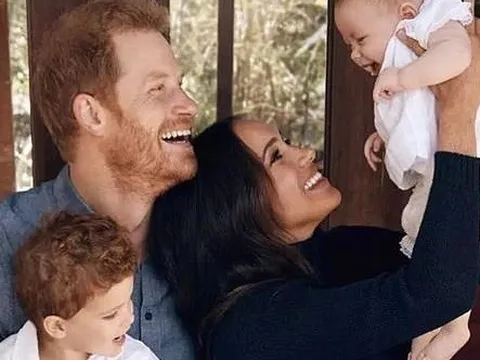 Harry và Meghan đột ngột thay đổi họ trong tên của 2 con, phá vỡ truyền thống hoàng gia có từ hàng trăm năm trước