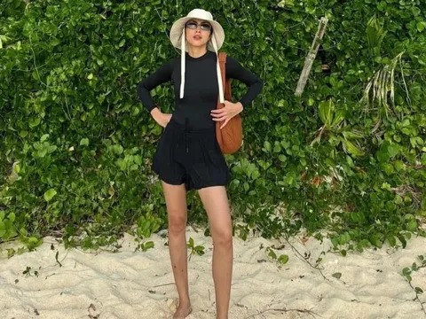 Chuyến du xuân đầu năm của Tăng Thanh Hà: Cả nhà đưa nhau ra biển, mẹ 3 con khoe body cực xịn