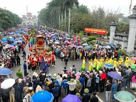 Hàng vạn người dân dự lễ rước kiệu trong Lễ hội đền Hai Bà Trưng