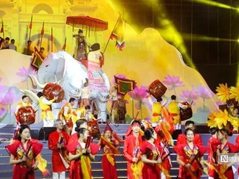 Hà Nội: Đền Hai Bà Trưng rực sáng trong đêm khai hội