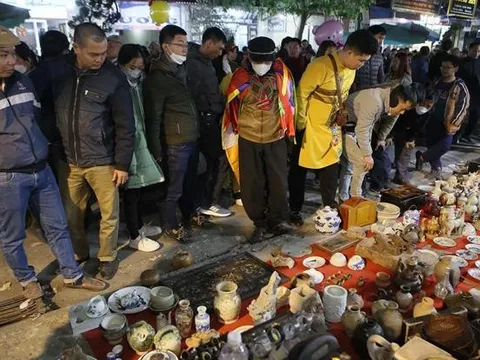 Phiên chợ cả năm chỉ họp một lần, đông nhất vào nửa đêm và rạng sáng, cách Hà Nội chưa tới 100km