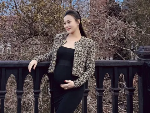 Phương Oanh vác bụng bầu song thai đi du xuân, nhìn chi tiết này là biết được shark Bình chiều cỡ nào