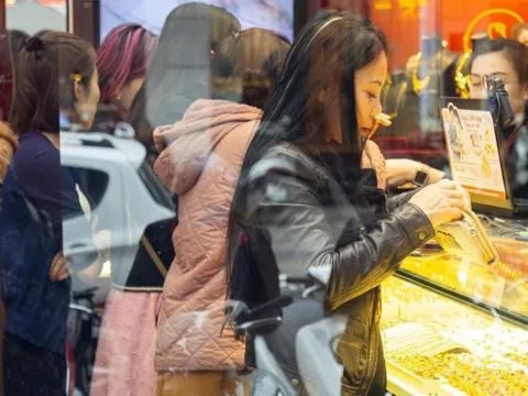 Tiệm vàng đông nghịt người dù chưa tới ngày Vía Thần Tài: Không phải cứ mua là có lộc, cần lưu ý những điều này