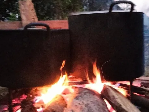 Nhà nấu bánh chưng, bé gái 3 tuổi bị bỏng nặng khắp người