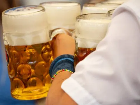 Các thương hiệu bia vẫn 'vớ bẫm': Mặc làn sóng từ chối uống rượu bia, nhiều công ty bỏ túi hàng chục tỷ USD/năm