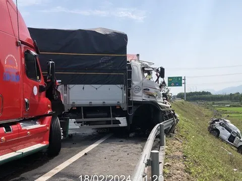 Hai người chết sau vụ va chạm giữa 3 ô tô trên cao tốc Cam Lộ - La Sơn