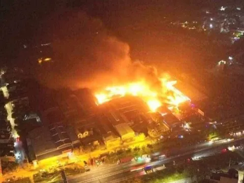 Hải Dương: Kho xưởng sản xuất bao bì cháy dữ dội trong đêm