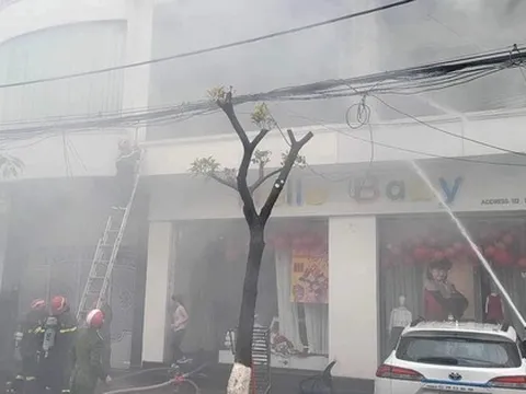 Dập tắt vụ cháy lớn tại cửa hàng đúng ngày "vía Thần tài"