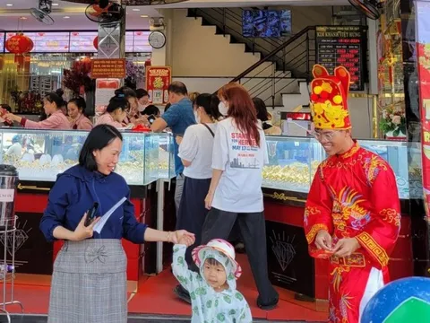 Đà Nẵng: Người dân đi mua vàng, nhận lì xì ngày vía Thần tài