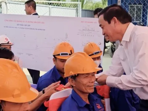 Chủ tịch UBND TP Đà Nẵng thăm, động viên công nhân tại 2 dự án giao thông nghìn tỷ