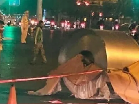 Hãi hùng 3 cuộn inox rơi xuống đường, đè trúng ô tô ở Hà Nội