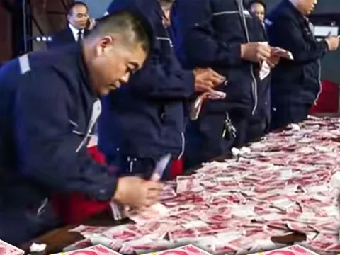 Công ty thưởng Tết 343 tỷ đồng bằng trò đếm tiền: Người nhanh tay thậm chí kiếm được hơn 340 triệu đồng